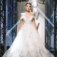 Wanita bermata biru ini pernah menjadi model untuk sejumlah brand fashion ternama seperti Maison Margiela dan Escada. Dia juga tampil beberapa kali di Paris Fashion Week. Foto: Instagram/@veronika_didusenko