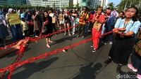 Mereka juga menggelar aksi teatrikal di kawasan Bundaran Hotel Indonesia.