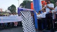 Juliari Batubara melepas peserta gerak jalan di area CFD sekitar Plaza FX, Jalan Jenderal Sudirman, Jakarta Selatan, Minggu (17/11/2019). Istimewa/Kemensos.