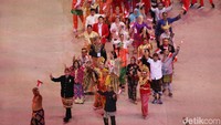 Dengan bangga para kontingen ini memakai pakaian dari berbagai daerah di Indonesia.