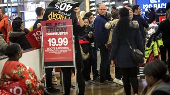 Black Friday di AS memang sudah menjelma sebagai momen yang sangat ditunggu-tunggu untuk berbelanja terlebih karena para peritel pun memberi diskon besar-besaran. Foto: AP