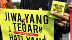 Aksi Bagi-bagi Bunga Peringati Hari AIDS Sedunia