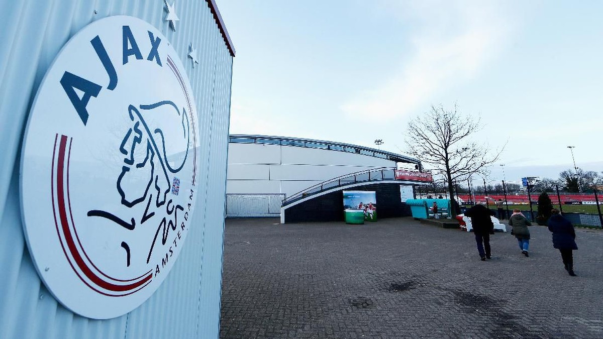 Tim muda Ajax melumat MVV Maastricht 50-1. (Foto: Dean Mouhtaropoulos / Getty Images)