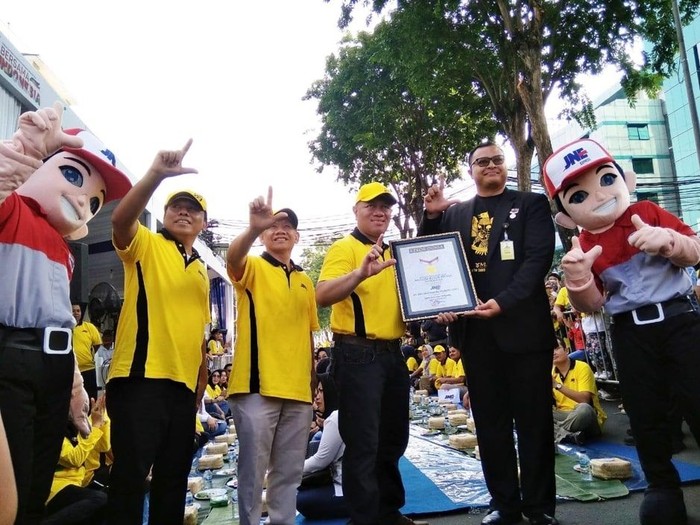 HUT ke-29, JNE Pecahkan Rekor MURI Bagikan 15.000 Nasi Liwet