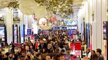 Keramaian di salah satu toko retail besar Amerika Serikat dalam ajang Black Friday yang menjadi pesta diskon besar-besaran. Foto: AP