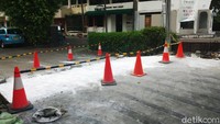 Saat ini pengerjaan trotoar tersebut belum sepenuhnya selesai. 