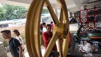 Pameran itu juga diramaikan oleh industri aksesoris roda dua.
