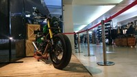 Bentuk W175 pun sudah tidak terlihat. Semua bagian mendapat sentuhan baru mulai dari tanki, side body, spakbor depan dan belakang. Perubahan banyak dilakukan di area rangka dan kaki-kaki. Termasuk di antaranya adalah cover body, dan kelengkapan legalitas berkendara seperti lampu utama, lampu rem, dan lampu sein. Foto: Ridwan Arifin