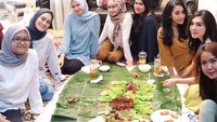 Saat merayakan hari ulang tahun sang suami, Tiara Pangestika pun memberi kejutan makan malam di restoran romantis seperti pada momennya ini. Foto: Instagram @Tiarapangestika