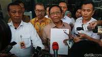 Menko Polhukam Mahfud Md menunjukan tanda terima Laporan Harta Kekayaan Pejabat Negara (LHKPN) di gedung KPK,  Jakarta, Senin (2/12/2019).