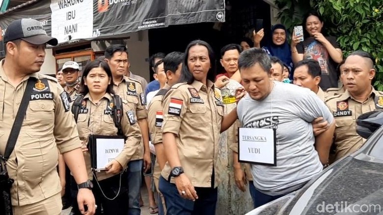 Pembunuh PNS Dicor di Palembang Dipukul Saat Rekonstruksi Pembunuh PNS Dicor di Palembang Dipukul Saat Rekonstruksi