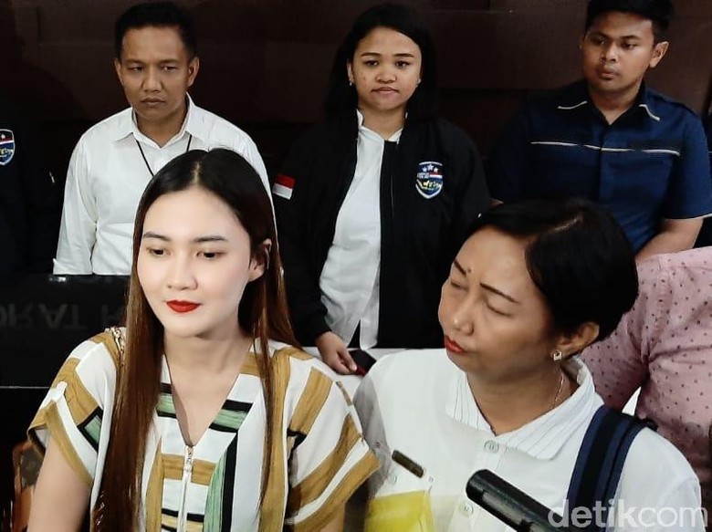 Tudingan Selingkuh Rugikan Nella Kharisma dan Bikin Keluarganya Syok Tudingan Selingkuh Rugikan Nella Kharisma dan Bikin Keluarganya Syok