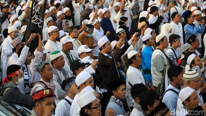 Massa Reuni 212 memadati kawasan Monas, Jakarta, Senin (2/12/2019).