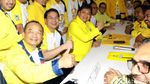 Senyum Airlangga Saat Kembalikan Formulir Caketum Golkar