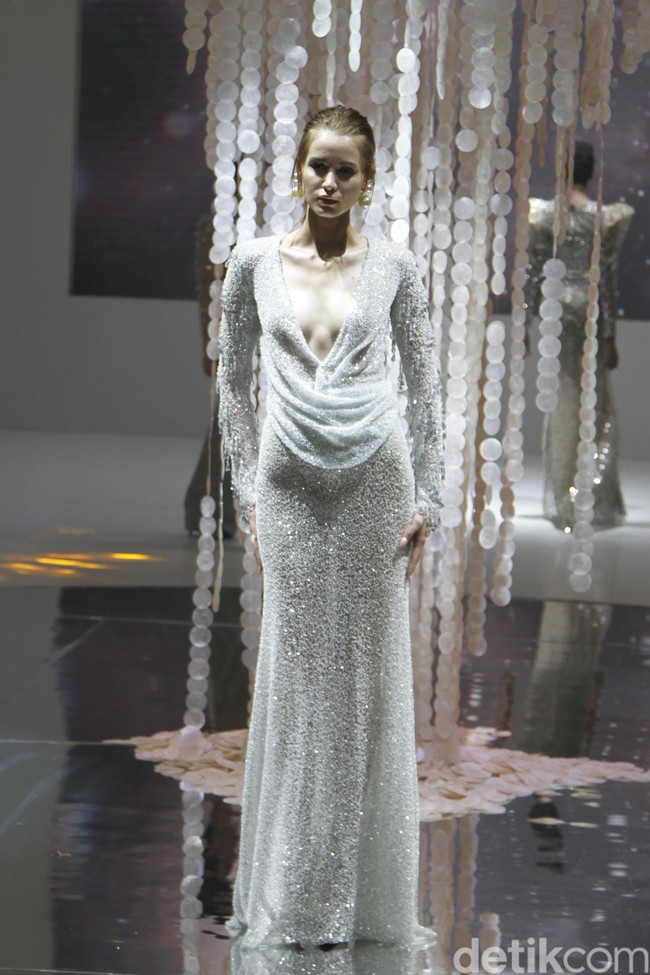 Ivan Gunawan menampilkan koleksi gaun mewah bergaya seksi dengan mengambil tema BELIEVE di IPMI Trend Show 2020, Senayan City, Rabu [6/11/2019]. Foto: Mohammad Abduh/Wolipop