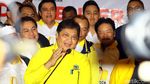 Senyum Airlangga Saat Kembalikan Formulir Caketum Golkar