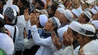 Massa doa bersama di sela-sela acara Reuni 212.