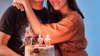 Momen ini diambuk ketika sang suami berulang tahun. Erica memberikan kejutan berupa sebuah cake dengan lilin angka 25.  Foto: instagram @ericaputrii