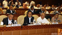 Menteri PUPR Basuki Hadimuljono bersama Menteri Perhubungan Budi Karya Sumadi, Kakorlantas Polri Irjen Pol Istiono dan Sekretaris Utama BMKG Dwi Budi Sutrisno mengikuti Rapat Kerja (Raker) dengan Komisi V DPR di Kompleks Parlemen, Jakarta, Senin (2/12/2019).