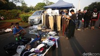 Pedagang baju muslim juga menggelar lapak di sekitar lokasi acara Reuni 212.