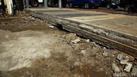 Lebih lanjut, pihak Bina Marga DKI juga menunjukkan foto penampakan revitalisasi trotoar melalui potret udara yang menunjukkan akses masuk mobil sudah dibuat oleh Pemprov.