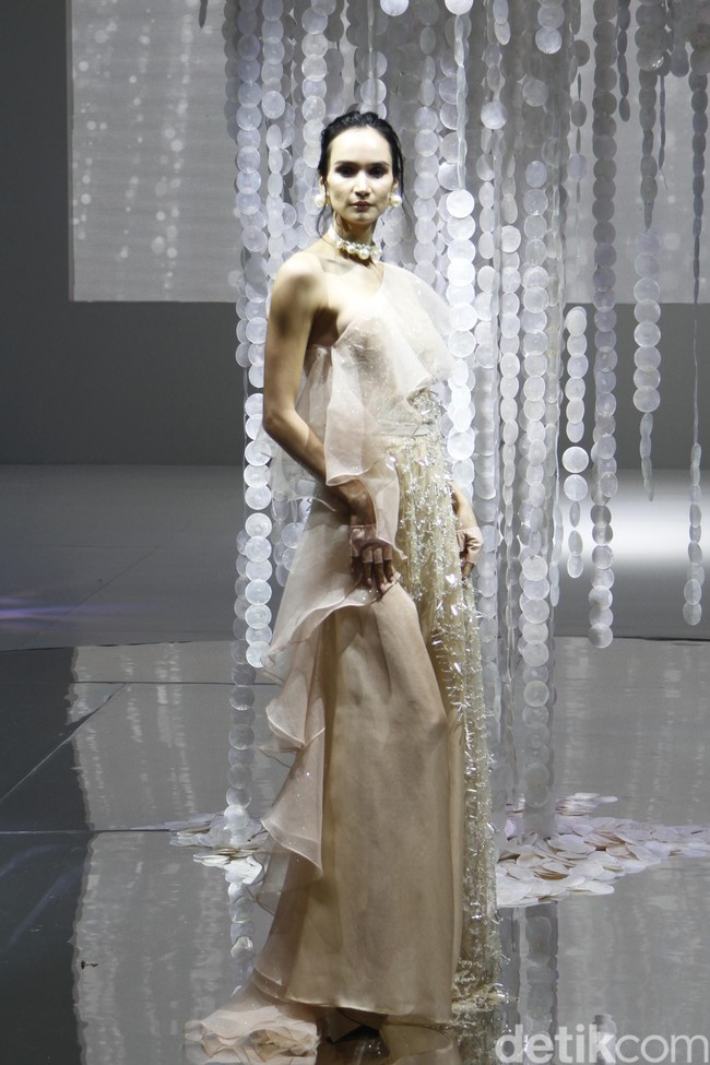 Ivan Gunawan menampilkan koleksi gaun mewah bergaya seksi dengan mengambil tema BELIEVE di IPMI Trend Show 2020, Senayan City, Rabu [6/11/2019]. Foto: Mohammad Abduh/Wolipop