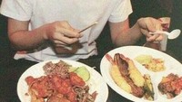 Semua makanan dia suka. Mulai dari makanan tradisional khas Korea, lalu hot dog, ramen, hingga hidangan gaya Western semuanya selalu dilahap habis olehnya. Foto: Twitter & Instagram BTS