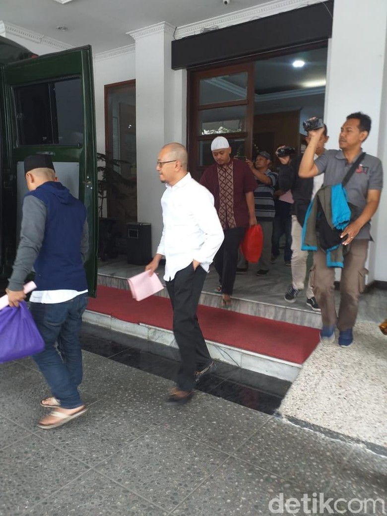 Kejari Bandung Tahan Tersangka Pemalsuan Surat Waris Kejari Bandung Tahan Tersangka Pemalsuan Surat Waris
