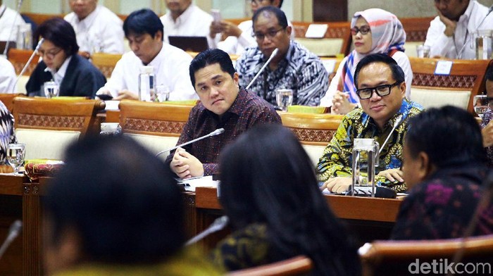 Menteri Badan Usaha Milik Negara (BUMN) Erick Thohir dan didampingi Wakil Menteri (Wamen) BUMN II Kartika Wirjoatmodjo menghadiri rapat kerja (raker) perdana dengan Komisi VI DPR RI di Komplek Parlemen, Senayan, Jakarta, Senin (2/12/2019). Agendanya membahas Penyertaan Modal Negara (PMN) untuk BUMN tahun 2019 dan 2020.