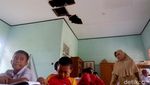 Miris! Dinding Sekolah di Banjarnegara Ini Retak hingga Berlubang