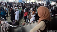 Massa reuni 212 nampak mengantre untuk membeli tiket. Kepadatan di stasiun itu membuat petugas yang sebelumnya hanya menyediakan 2 loket portabel menambahkan satu loket lagi untuk mengakomadasi kebutuhan para pengguna dan meminimalisir panjangnya antrean di stasiun tersebut.