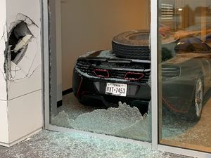 Duh! McLaren Ketimpa Ban Truk Lepas