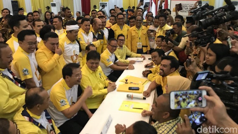 Bersama Loyalis, Airlangga Kembalikan Formulir Caketum Golkar Bersama Loyalis, Airlangga Kembalikan Formulir Caketum Golkar