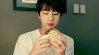 Sebagai member salah satu boyband paling terkenal di dunia, Jin BTS berhasil menempati posisi pertama sebagai pria paling tampan di dunia 2019. Sejak dulu Jin, ternyata punya hobi paling doyan makan enak. Foto: Twitter & Instagram BTS