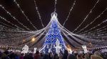 Kilau Pohon Natal Raksasa Menerangi Ibu Kota Lithuania