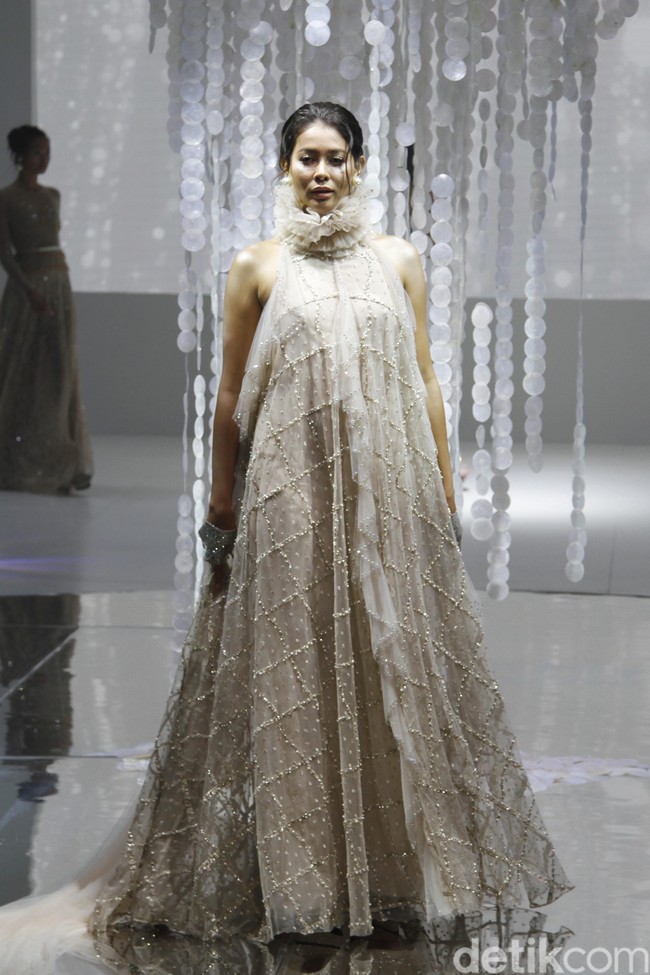 Ivan Gunawan menampilkan koleksi gaun mewah bergaya seksi dengan mengambil tema BELIEVE di IPMI Trend Show 2020, Senayan City, Rabu [6/11/2019]. Foto: Mohammad Abduh/Wolipop