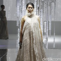 Ivan Gunawan menampilkan koleksi gaun mewah bergaya seksi dengan mengambil tema BELIEVE di IPMI Trend Show 2020, Senayan City, Rabu [6/11/2019]. Foto: Mohammad Abduh/Wolipop