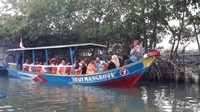 Sesampai di Brebes pada Sabtu siang rombongan Diplomatic Trip to Brebes ini pertama kali mengunjungi hutan wisata Mangrove Sari. Destinasi wisata hutan mangrove ini berada di Dukuh Pandansari, Desa Kaliwlingi, Kecamatan Brebes. ( Imam Suripto/detikcom)