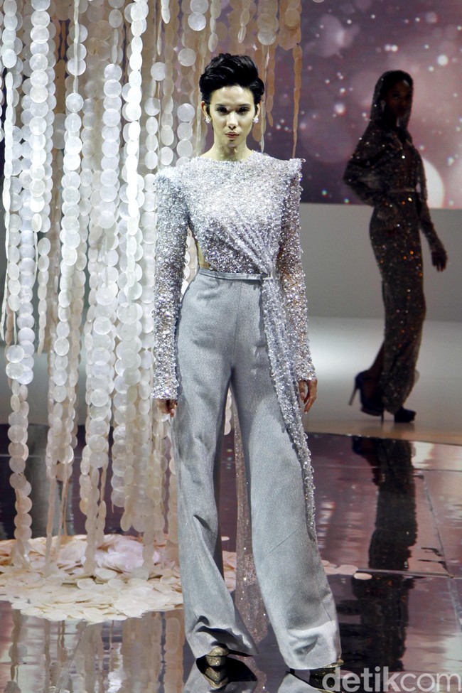 Ivan Gunawan menampilkan koleksi gaun mewah bergaya seksi dengan mengambil tema BELIEVE di IPMI Trend Show 2020, Senayan City, Rabu [6/11/2019]. Foto: Mohammad Abduh/Wolipop