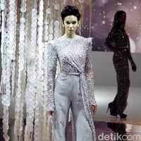 Ivan Gunawan menampilkan koleksi gaun mewah bergaya seksi dengan mengambil tema BELIEVE di IPMI Trend Show 2020, Senayan City, Rabu [6/11/2019]. Foto: Mohammad Abduh/Wolipop