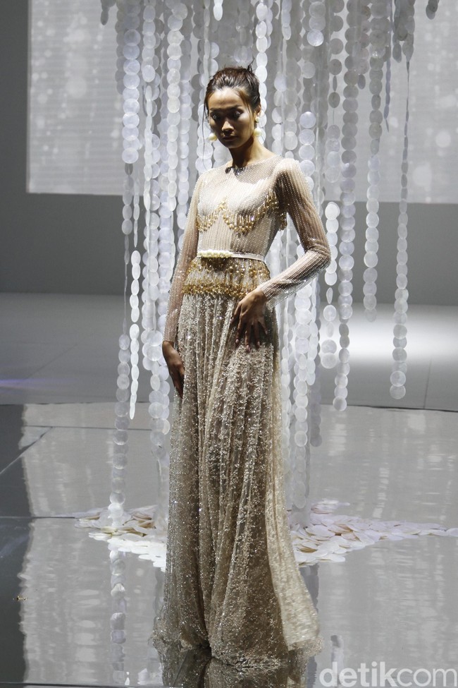 Ivan Gunawan menampilkan koleksi gaun mewah bergaya seksi dengan mengambil tema BELIEVE di IPMI Trend Show 2020, Senayan City, Rabu [6/11/2019]. Foto: Mohammad Abduh/Wolipop