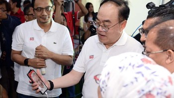 Jajaran Direksi Telkomsel mencoba panggilan video menggunakan jaringan live 5G dengan President Director Ericsson Indonesia, Jerry Soper pada uji coba 5G bersama Telkomsel di Telkomsel Grapari Centre, Batam, Kepulauan Riau. Pool/dok. Ericsson.