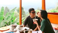 Belum lama ini nama Tiara Pangestika menjadi trending di twitter karena kabar kehamilannya dengan hastag #tipang. Tentu, kabar ini menjadi kado terindah bagi Arief Muhammad. Mengungah mereka berdua selalu unjuk kemesraan sekalipun sedang kulineran seperti ini. Foto: Instagram @Tiarapangestika