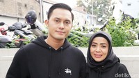 Muzdalifah menikah dengan Fadel Islami yang 15 tahun lebih muda darinya. Foto: Noel/detikFoto