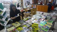 Buku-buku tersebut laris manis dijual.