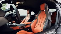 Seperti model i8 yang selama ini kita kenal, i8 Ultimate Sophisto Edition akan tersedia dalam versi coupe dan roadster (atap terbuka). Namun ada trim E-Cooper dengan sentuhan menarik di interior. Pool/BMW.