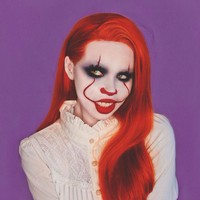 Inilah badut Pennywise dengan versi yang lebih stylish. Meski dengan makeup seram, Eleanor tetap tampil keren dengan wig panjang warna merah.  Foto: Instagram @snitchery