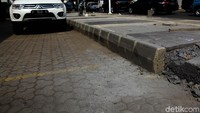Pemerintah Provinsi (Pemprov) DKI Jakarta melakukan revitalisasi trotoar di Kemang, Jakarta Selatan.