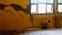 Diketahui siswa di SD Suwidak berjumlah 122 anak dengan komposisi di kelas 4 ada 17 anak dan di kelas sebanyak 20 anak. Kondisi bangunan sekolah yang memprihatinkan itu membuat salah satu siswa kelas 4, Risma Amelia, mengaku takut saat berada di dalam kelas. Ia berharap agar bangunan sekolah bisa segera diperbaiki.
