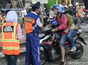 Aksi Pemotor Nekat Terobos Palang Pintu Kereta di Cimahi Jadi Viral